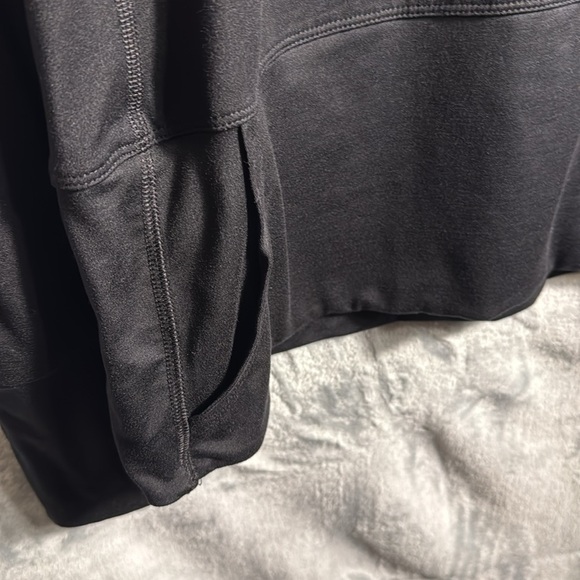 Nine West active pullover top athletic shirt black size Medium thumb hole pocket - Picture 5 of 11